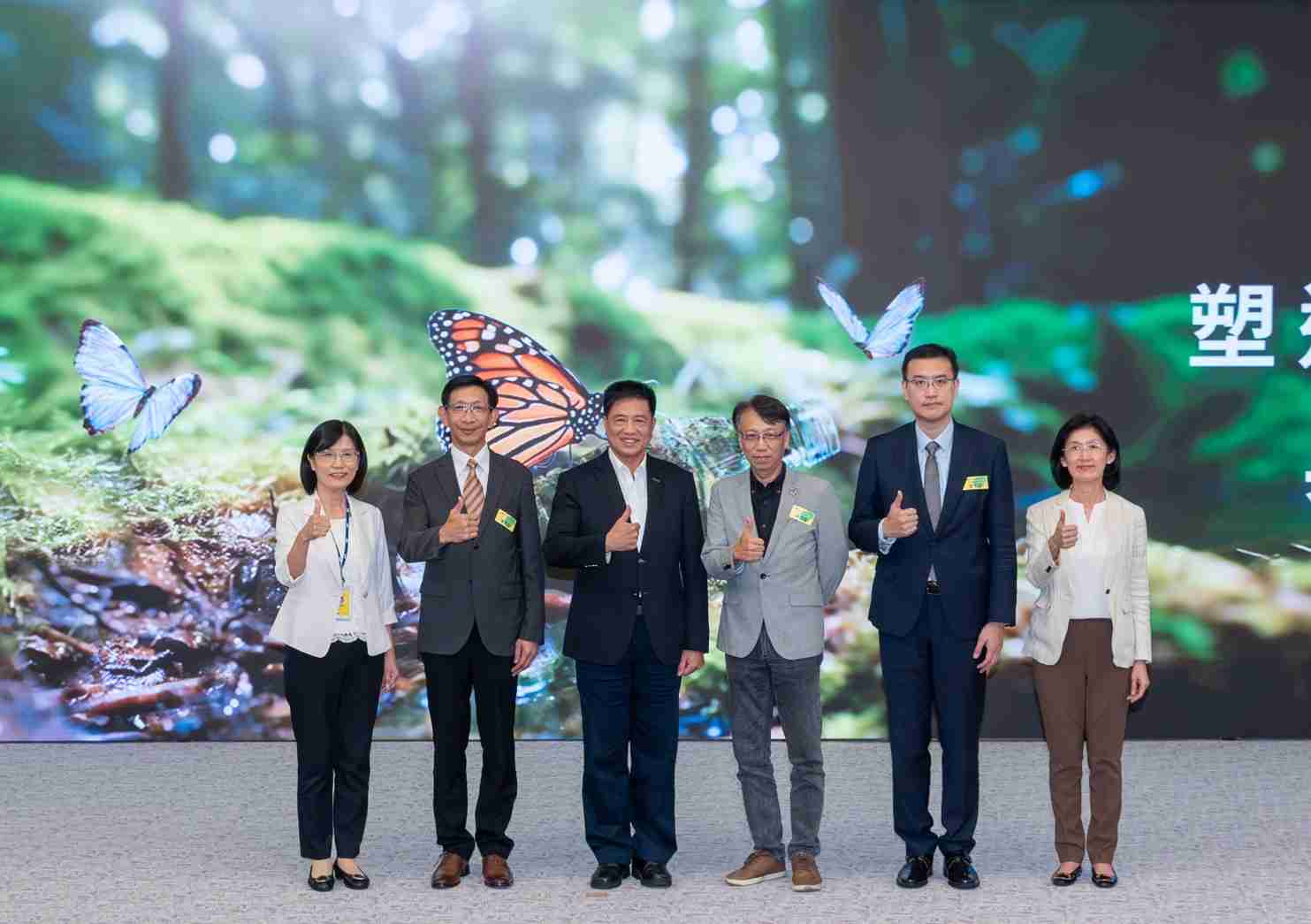 友達2023 CSR共榮大會，，，，邀請領域專家分享交流生物多樣性管理趨勢、、、、無塑產品、、、海廢永續塑料等議題  （圖左到右：友達光電永續長古秀華、、3M台灣技術長陳君杰、、、友達光電董事長暨集團策略長彭双浪、、、光寶科技企業永續發展處處長陳慶暉、、安永聯合會計師事務所執業會計師曾于哲、、、、友達光電供應鏈總部副總經理吳宜芳）