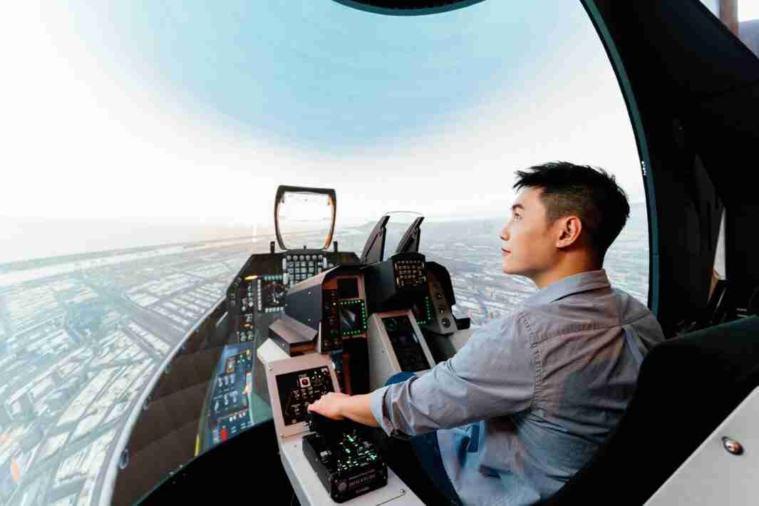 NG大舞台以P1.25小间距打造球形LED模拟舱，，，，搭配智崴的精密六轴动态座椅，，结合NG大舞台专业影像调校技术，，，呈现拟真模拟飞行场景