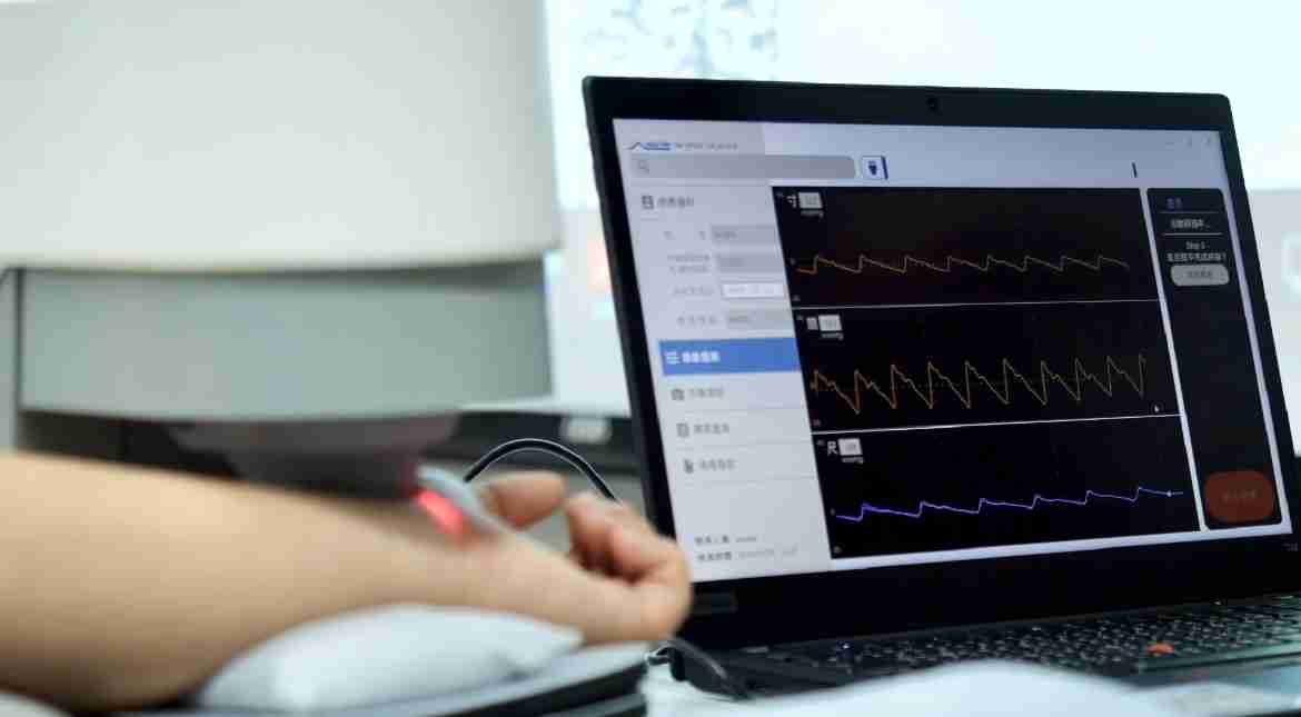 NG大舞台耘康以高解析与拟真的显示技术，，，将其应用于中医检测，，，提供“中医数位化检测方案”，，使传统中医检测结果数据化与可视化