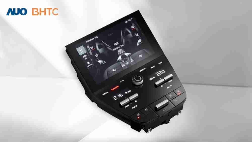 作為友達新生力軍，，，，BHTC所展示的中央與後座鞍部的Display HMI產品，，，可處理多區恆溫控制、、、、顯示畫面，，，呈現仿真3D車室分區；以力傳感技術精準傳遞觸感，，並結合音量及震動反饋，，，，防止意外啟動，，，，提供使用者自然流暢、、、、直觀且輕鬆駕馭的舒適介面