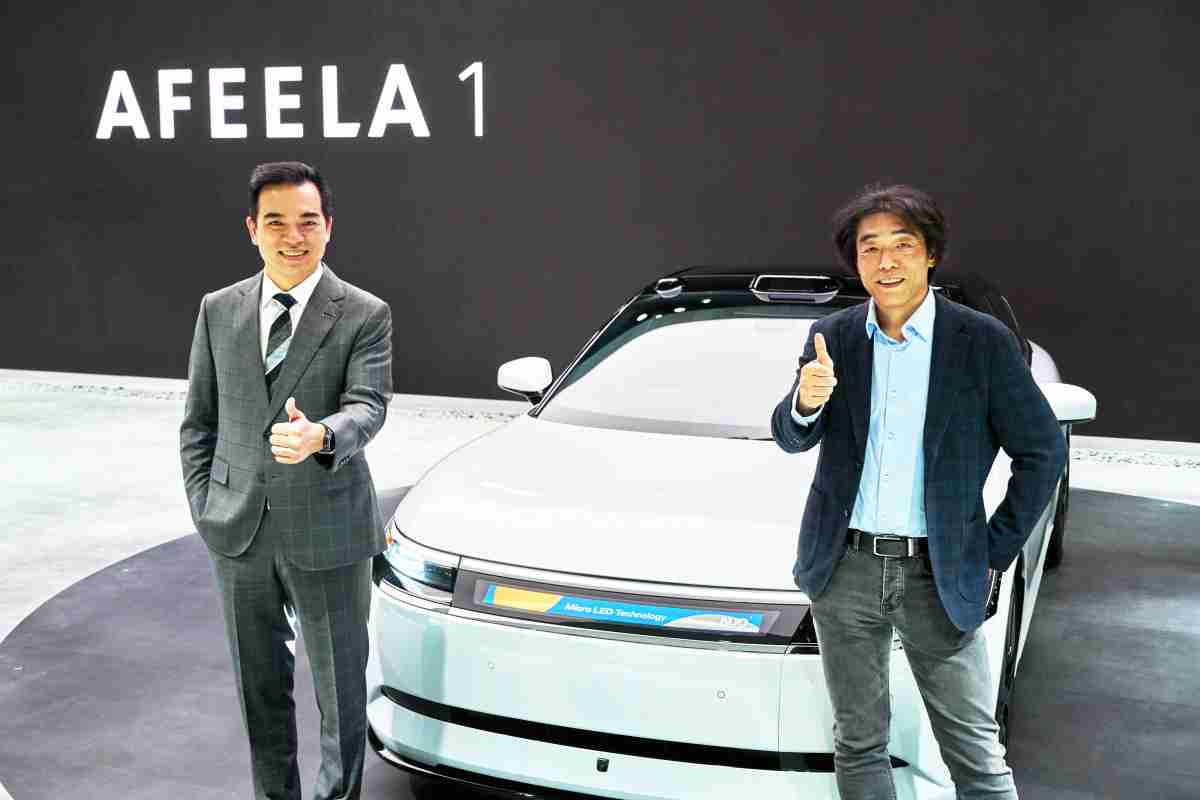 NG大舞台与Sony Honda Mobility携手合作，，率先全球展示搭载于AFEELA电动车上，，，，首款应用在车身外部的Micro LED 车头显示解决方案 (Micro LED Media Bar Solutions)。。。。NG大舞台光电执行长暨总经理柯富仁(左)与Sony Honda Mobility代表取缔役社长兼营运长川西泉(lzumi Kawanishi)(右)在CES 现场展现双方坚定持续创新的承诺，，，实现更加人性化与智慧的驾乘体验。。