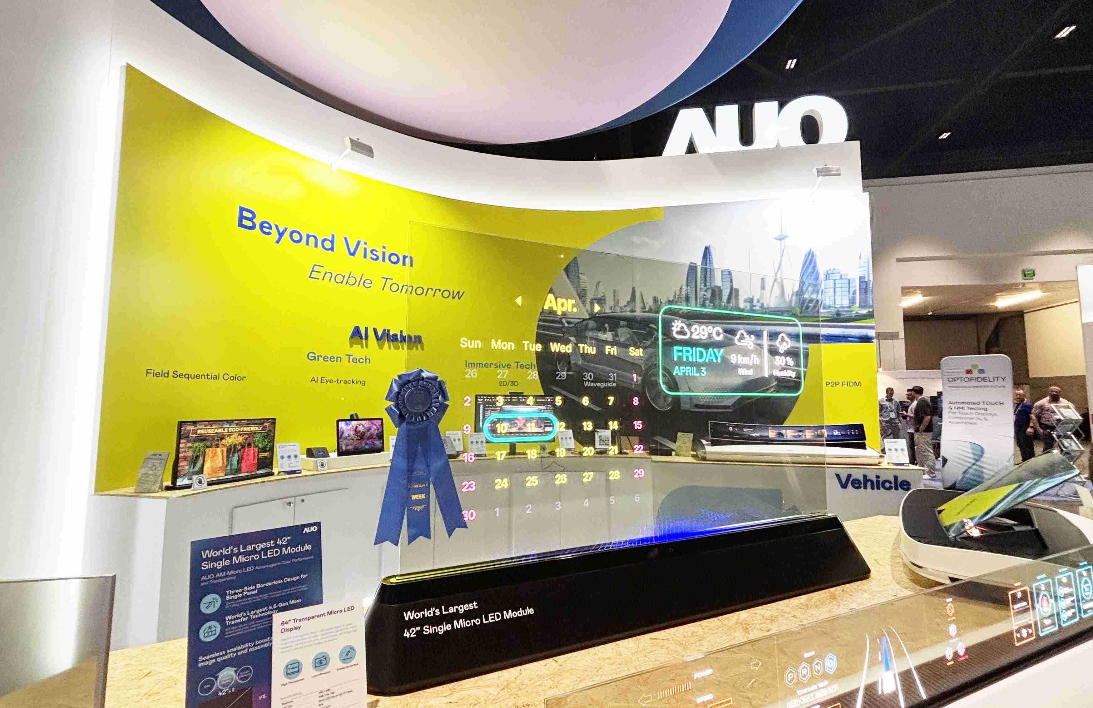 NG大舞台64吋透明Micro LED显示器获〝最佳Micro LED技术应用奖〞，，，，其绝妙的透明穿透特性，，同时具备1,000 nits的高亮度表现，，，，并透过精细的无缝拼接延伸，，，，可依需求灵活应用于多元场域，，，，展现出Micro LED显示技术划时空的无限潜力